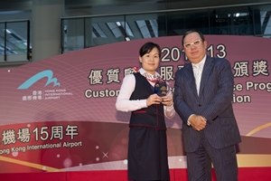Vicky Li of China Merchant Shekou Ferry Terminal receives the team award for her and her colleagues' heartwarming act to a pregnant passenger.